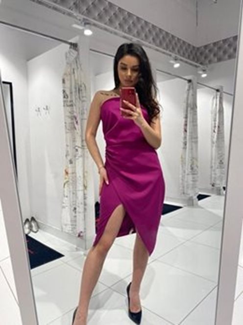 Sukienka krótka prosta na ramię fuksja