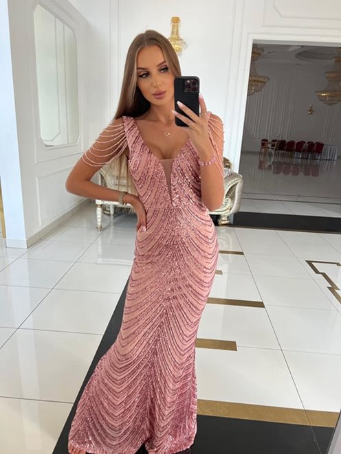 Sukienka długa cekiny wycięcie i korale wrzos