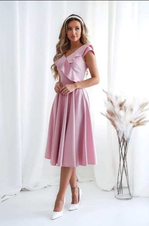 Sukienka midi falbanki na rękawach róż