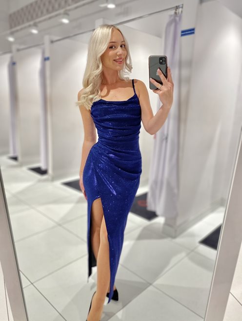 Sukienka brokatowa dopasowana dekolt woda granat