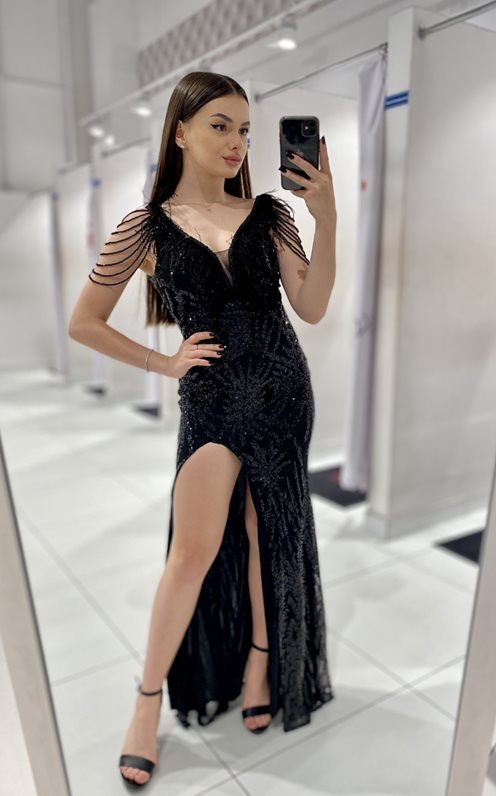 Sukienka długa rybka dekolt zdobiony piórami czerń