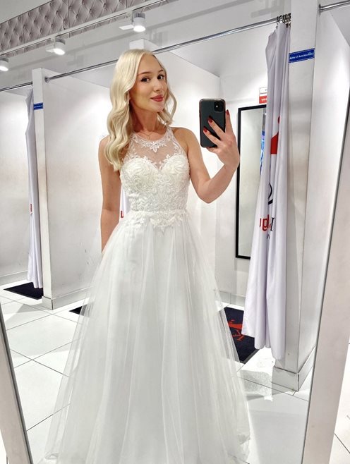 Sukienka ślubna zdobiona brokat