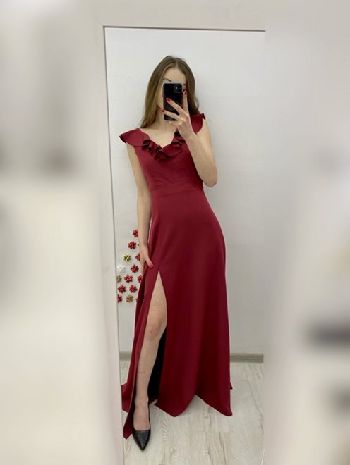 Długa sukienka falbana na dekolcie bordo