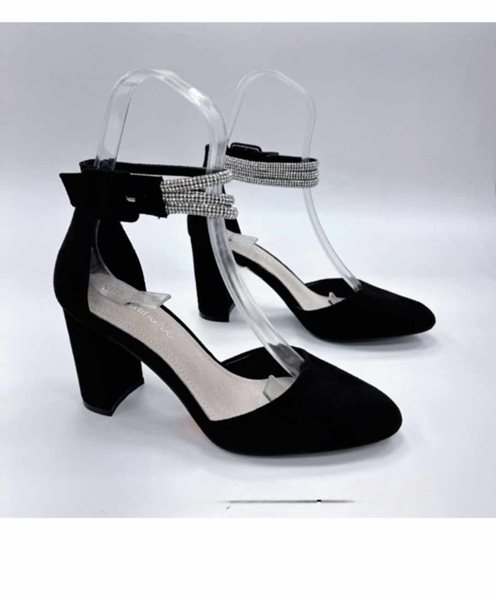 Czółenka na słupku z ozdobnym paskiem czerń