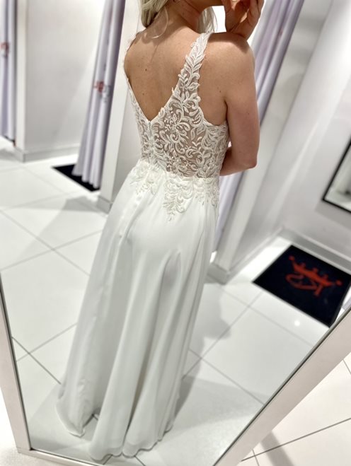 Sukienka ślubna z aplikacjami i szyfonem biel