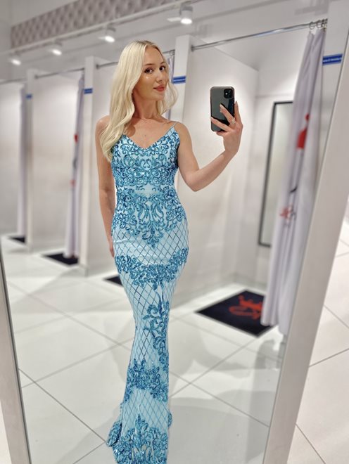 Sukienka cekinowa wycięte plecy błękit