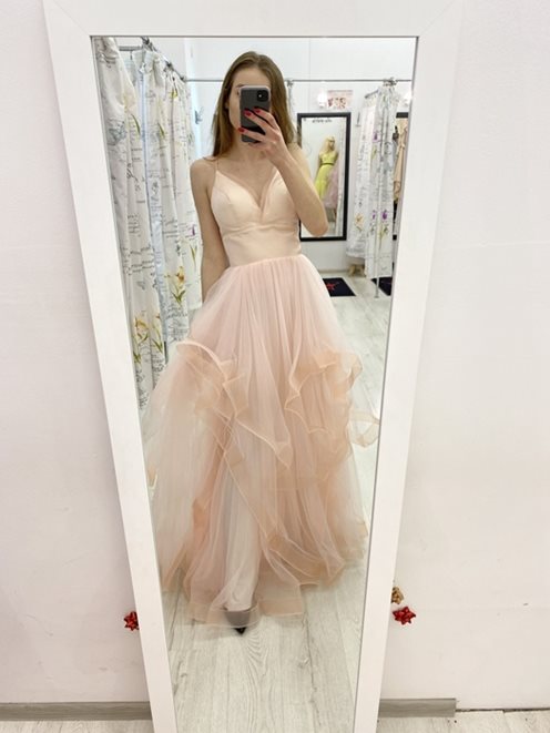 Długa sukienka rozłożysty ozdobny dół róż