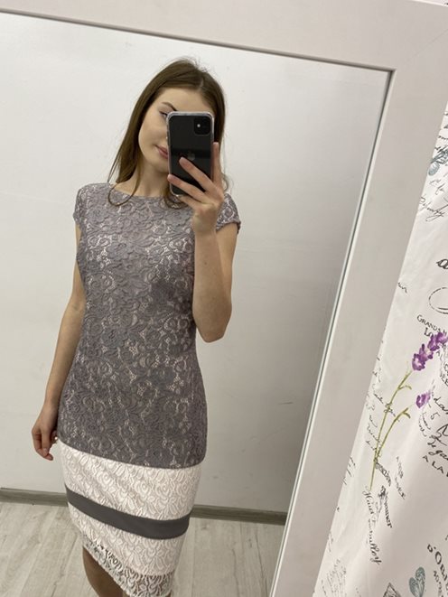 Sukienka cała w koronkę luźny dół szaro-róż