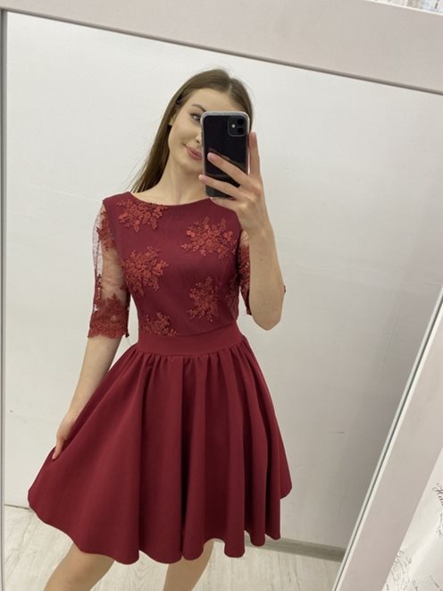 Koronkowa sukienka prosta rękaw 3/4 bordo