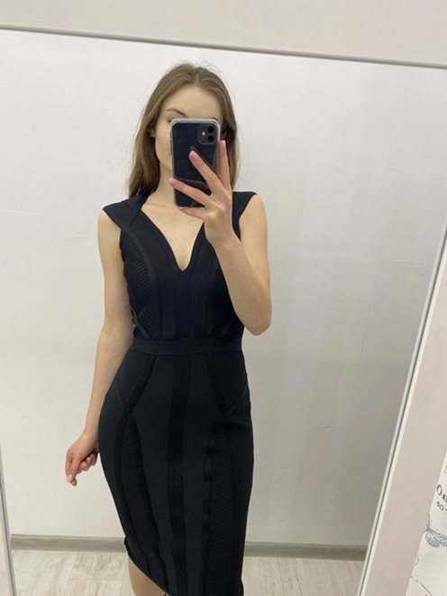 Sukienka dopasowana do kolana pasy czarny