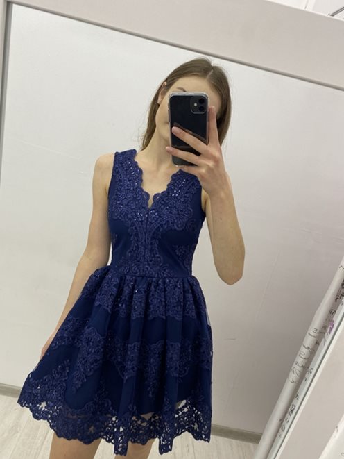 Rozkloszowana sukienka serek granat