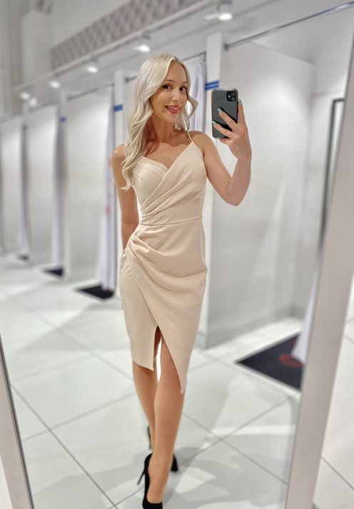 Krótka sukienka dopasowana ramiączka beż