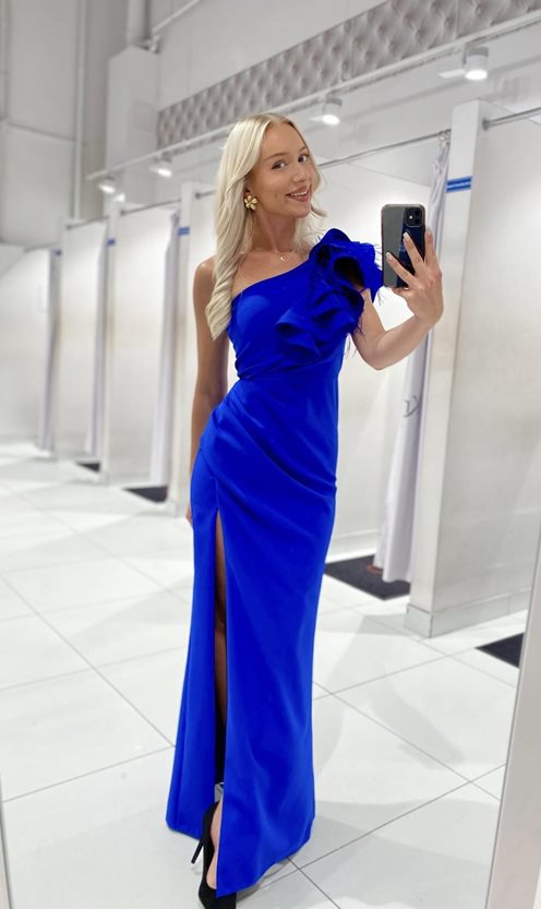 Sukienka długa jedno ramię falbana pióra chaber