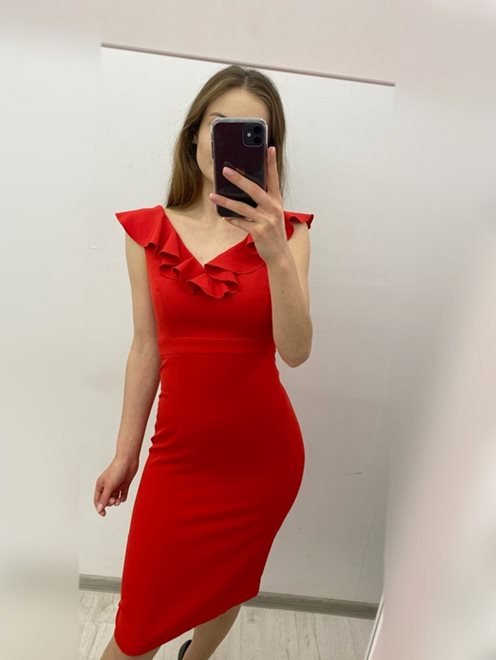 Prosta sukienka za kolano z falbaną czerwona