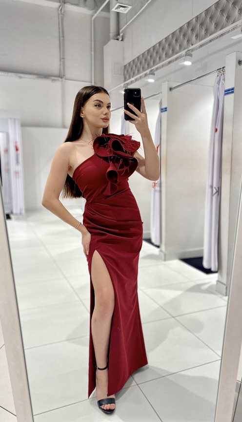 Sukienka długa jedno ramię falbana pióra bordo