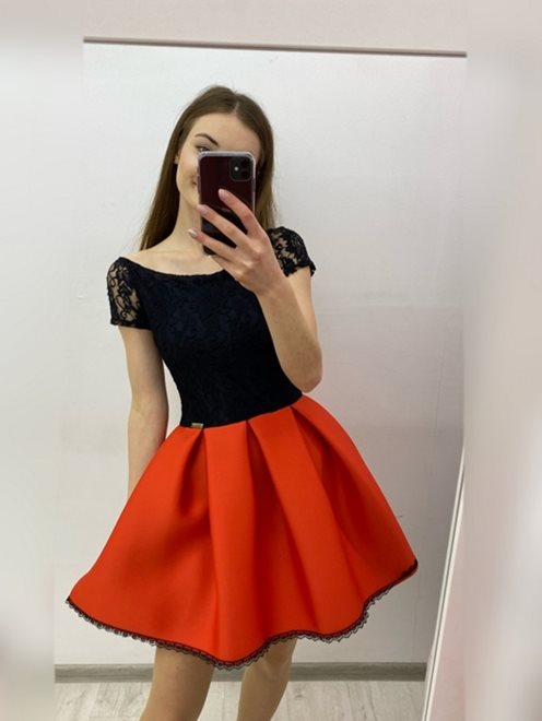 Koronkowa sukienka rozkloszowana czerwona