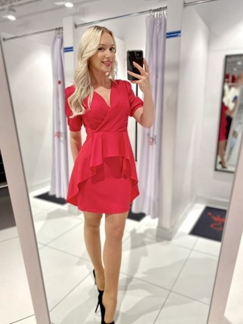 Sukienka krótka z rękawkiem i baskinką malina