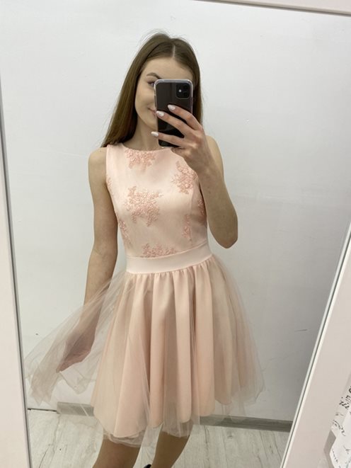 Sukienka z rozkloszowaną siateczką róż