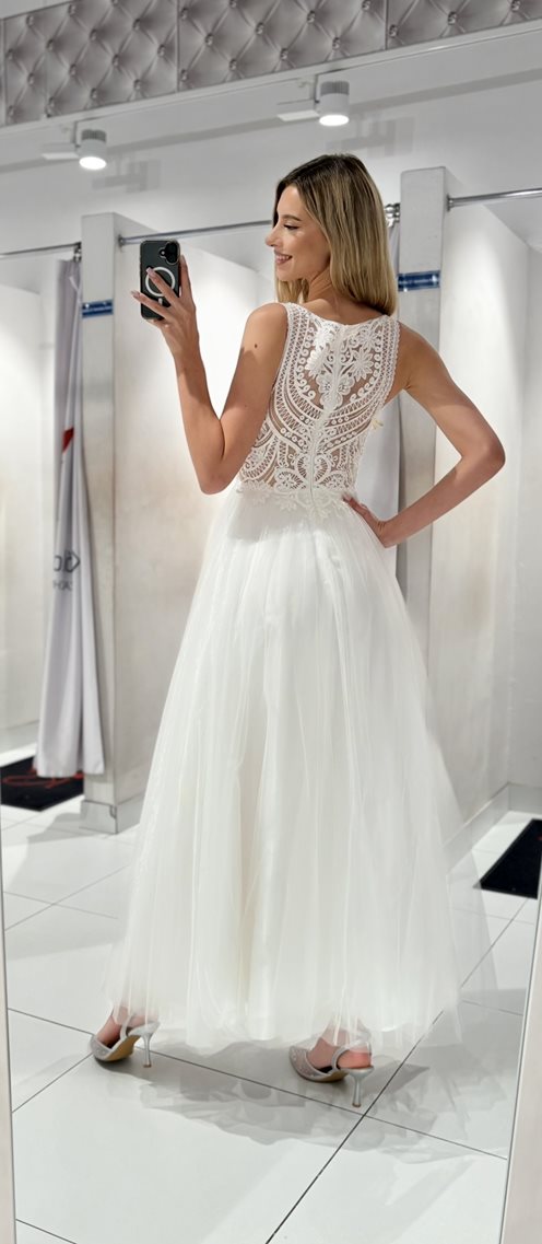 Sukienka długa ślubna zabudowana ozdobna góra biel