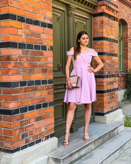 Sukienka na ramiona gładka pudrowy róż