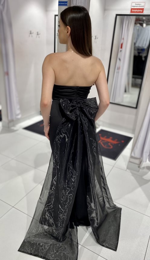 Sukienka długa kamienie dekolt kokarda czerń