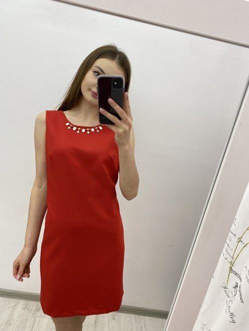 Dopasowana sukienka z ozdobą czerwony