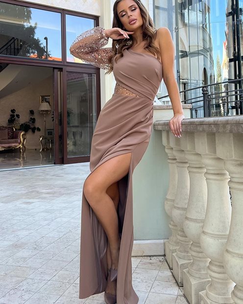 Długa sukienka na jedno ramię cekiny cappuccino