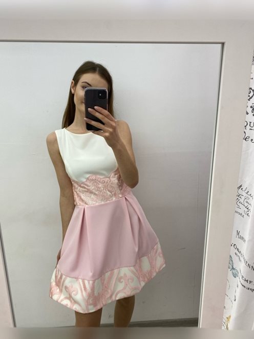 Rozkloszowana sukienka różowy wzór