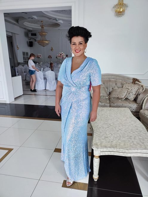 sukienka długa cała cekinowa z rękawkiem błękit