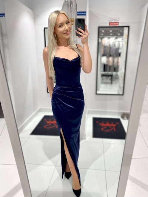 Sukienka długa satynowa dekolt woda granatowa