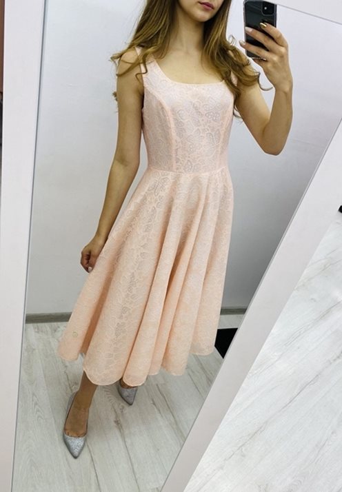 Sukienka za kolano cała w koronkę róż