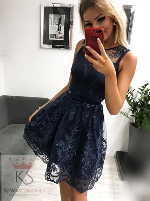 Koronkowa sukienka plecy granat