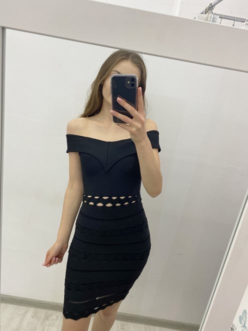 Sukienka cięte wzory na ramiona czarna