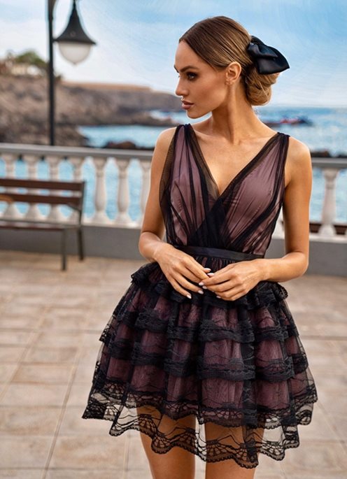 Sukienka krótka z koronką i dekoltem V czarna-róż