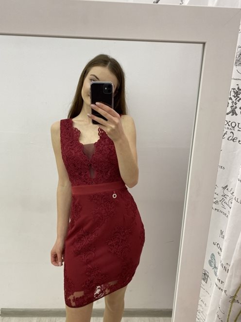 Sukienka dopasowana dekolt siatka bordo