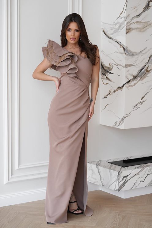 Sukienka długa jedno ramię falbana pióra cappucino