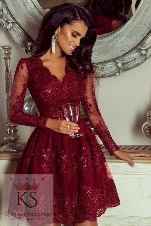 Rozkloszowana sukienka na długi rękaw bordo