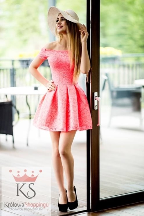 Rozkloszowana sukienka w koronkę krótka neonowy p