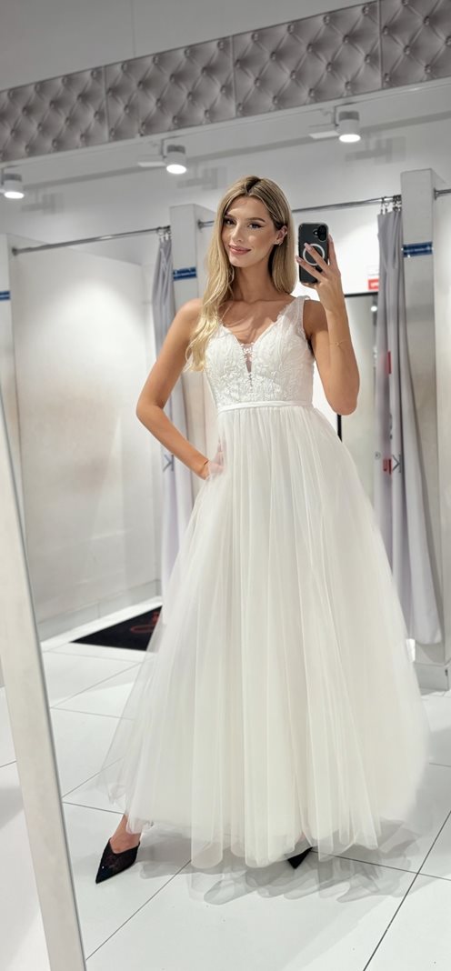 Sukienka długa zdobiona góra wyszycie kwiaty biel