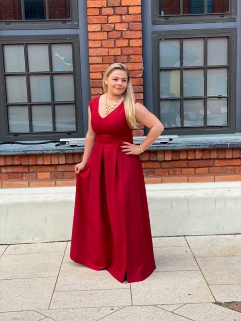 Sukienka długa gruby pas zakładki bordo