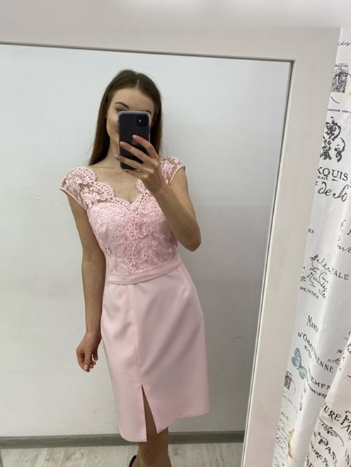 Sukienka z rozcięciem i koronką róż