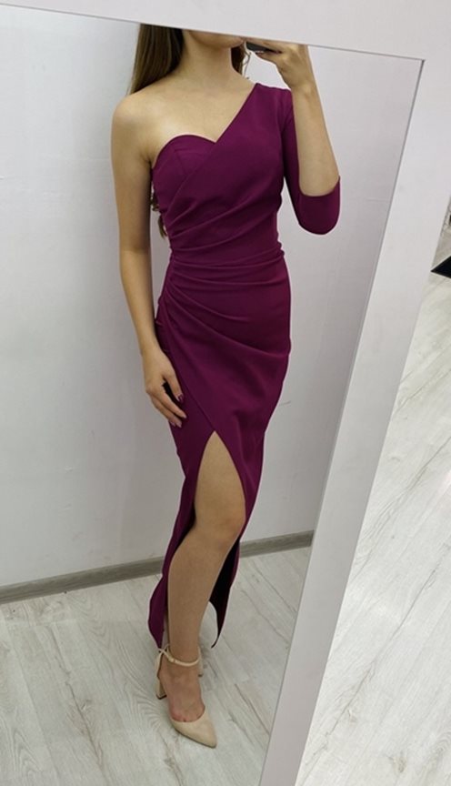 Sukienka długa dopasowana na jedno ramię fiolet