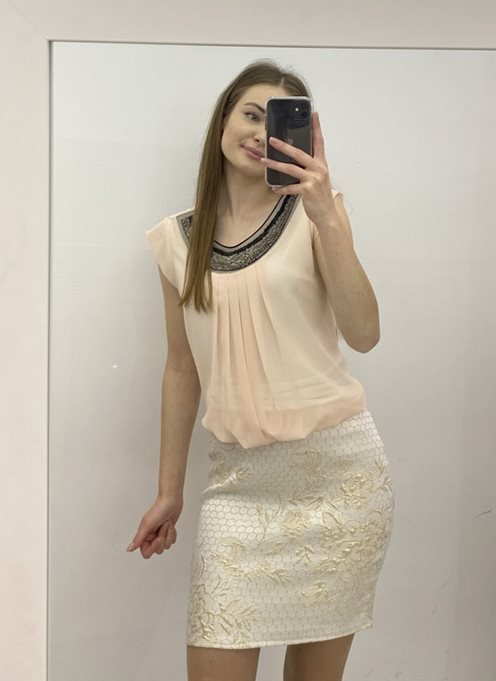 Sukienka maskująca ozdobny dekolt beż