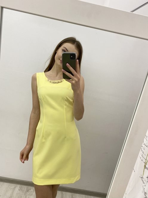 Dopasowana sukienka z ozdobą żółty