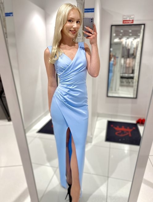 Sukienka długa ramiączka dopasowana gładka błękit