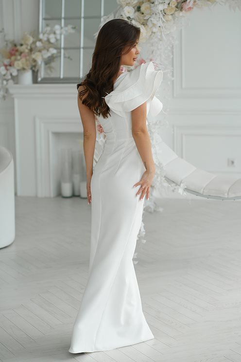 Sukienka długa jedno ramię falbana pióra biel