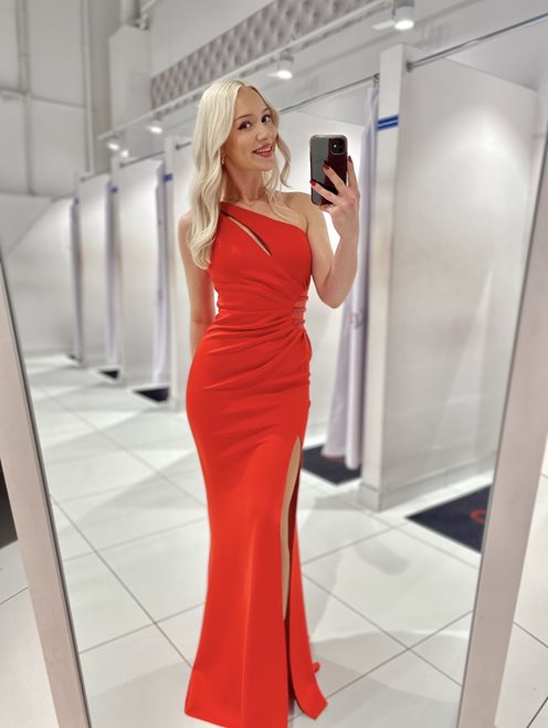 Sukienka długa na jedno ramię ze zdobieniem czerwo