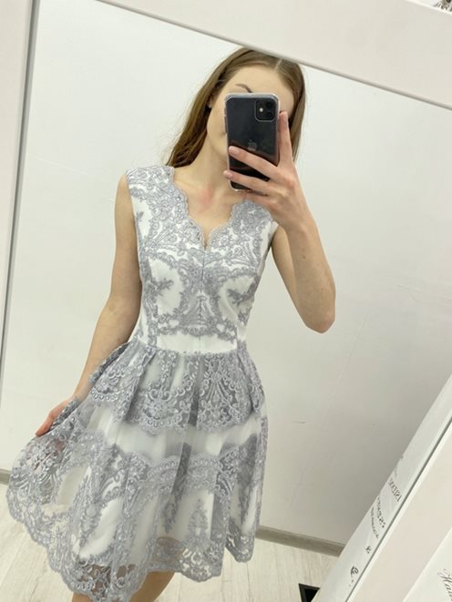 Sukienka rozcięty dekolt koroneczki szary