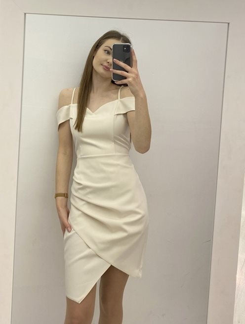 Krótka sukienka dopasowana na ramiona beż