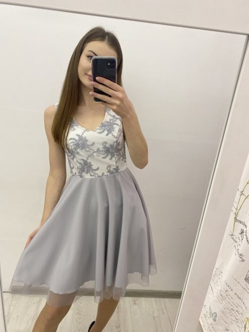 Sukienka z tiulem wycięcie szary